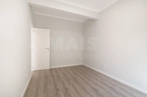 Fully Remodeled 1-Bedroom Apartment in Quinta da Lomba – Barreiro