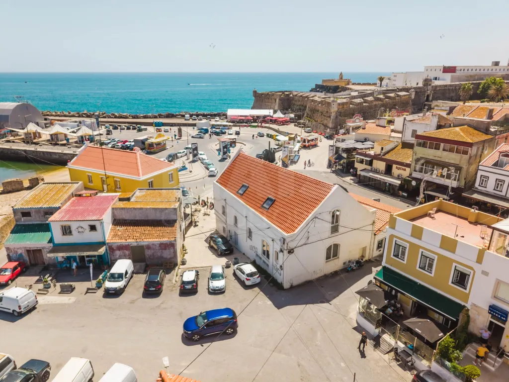 🌊 Prédio Exclusivo de 600 m² na Avenida Mais Prestigiada de Peniche com Vista Mar