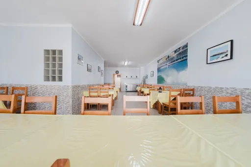 Prédio no centro de Peniche – com comércio e habitação, vista mar