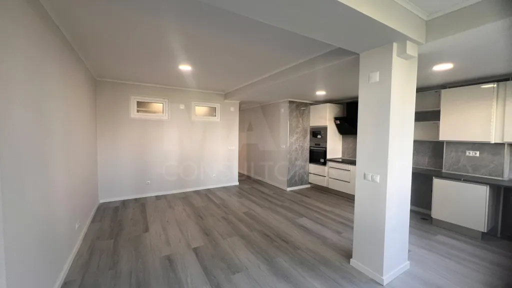 T2 Remodelado com Varanda em Oeiras