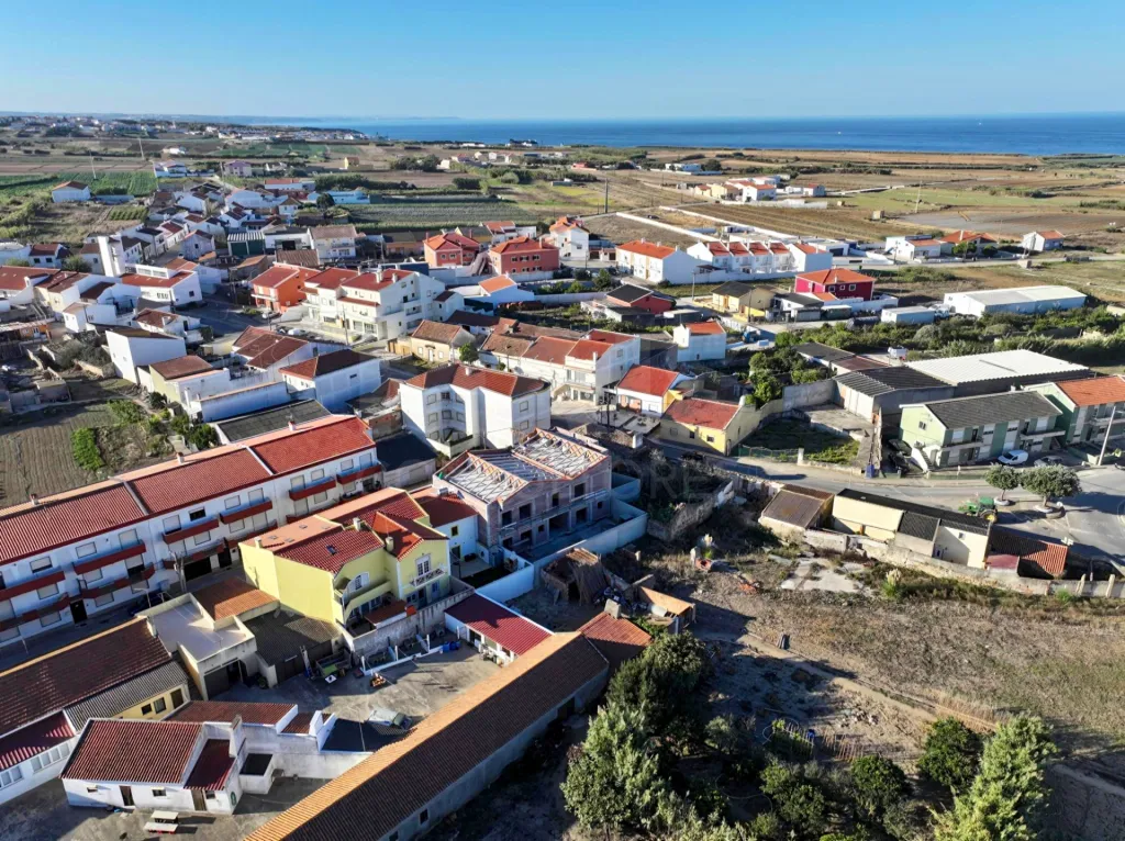 Apartamento T2 com Varanda & Parqueamento Privado, a 1 km da Praia da Consolação | Atouguia da Baleia – Peniche