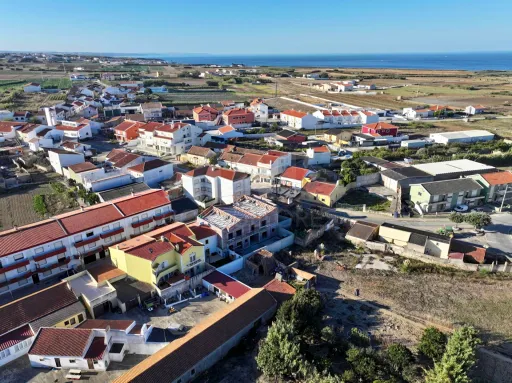 Apartamento T2 com Varanda & Parqueamento Privado, a 1 km da Praia da Consolação | Atouguia da Baleia – Peniche