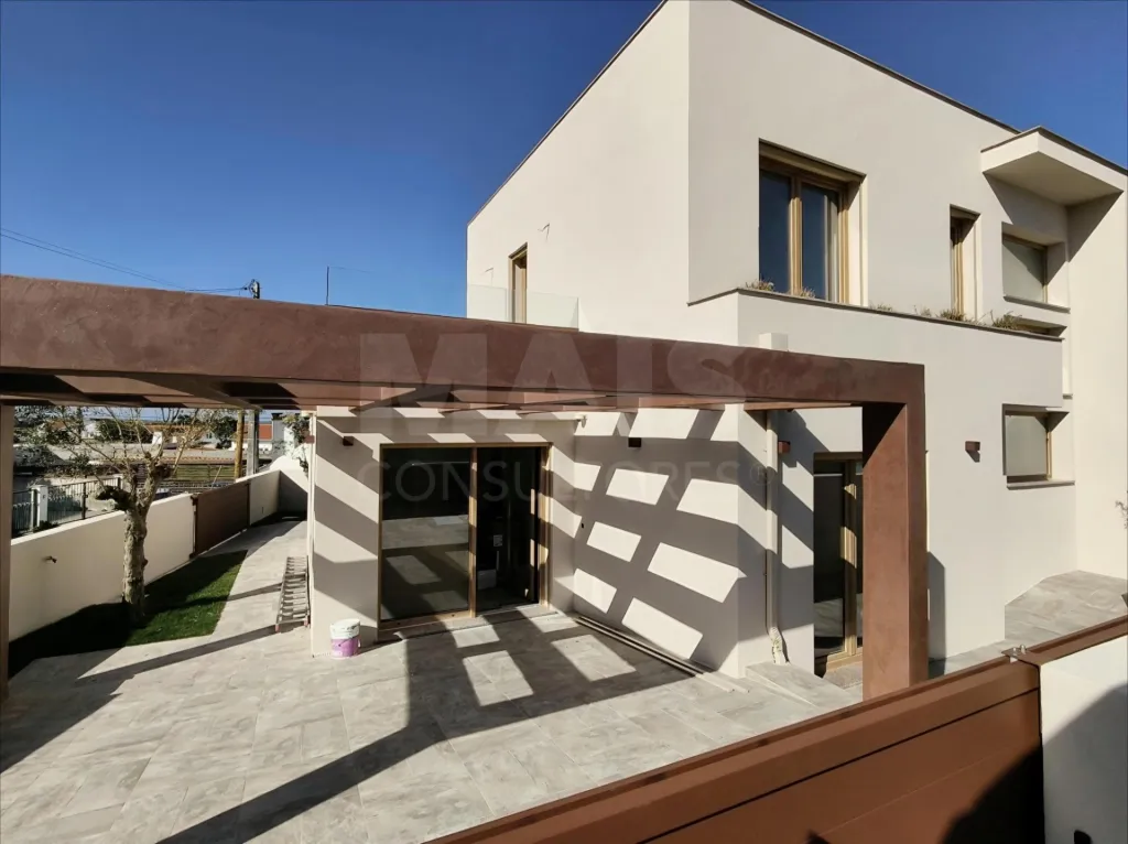 Moradia T3 c/ 2 Suites, 1 Closet, Logradouro e Vista Mar!