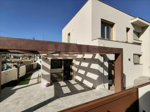 Moradia T3 c/ 2 Suites, 1 Closet, Logradouro e Vista Mar!