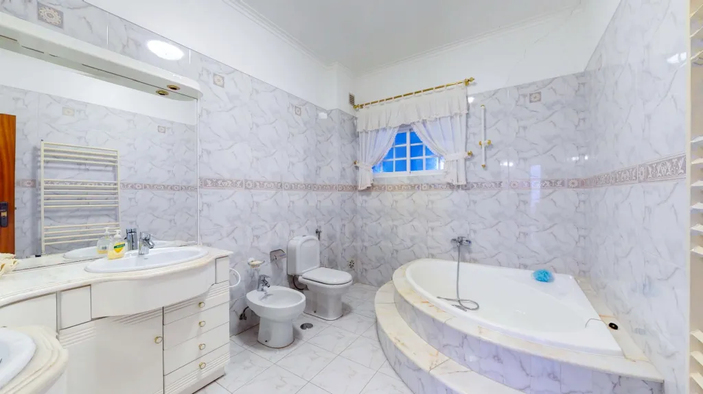 Moradia T5, na calhandriz com piscina