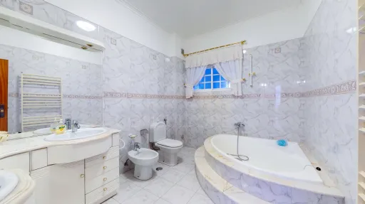 Moradia T5, na calhandriz com piscina