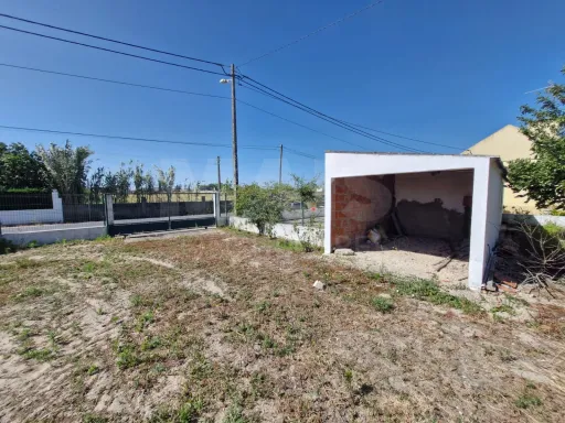 Quintinha com Moradia T2, Anexo/Armazém e Terreno de 1.247 m² em Foros de Salvaterra