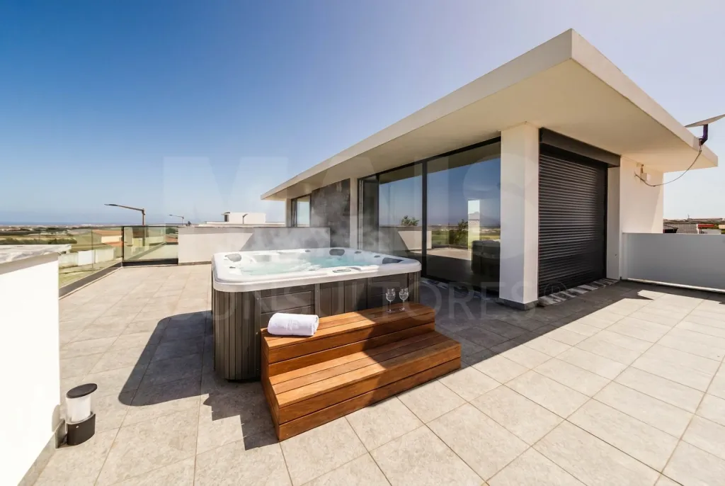 Moradia T3+2 Moderna com Vista Mar e Terraço Panorâmico