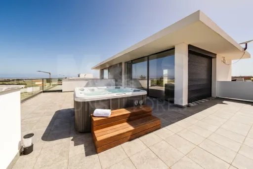 Moradia T3+2 Moderna com Vista Mar e Terraço Panorâmico