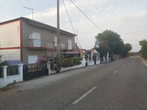 Moradia Bi Familiar inserida num lote de Terreno 1785 m2 em Canha