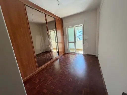 Apartamento T4 em Carnide