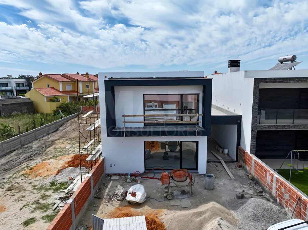4 bedroom villa under construction w/ 1 Master Suite + 2 Suites, Garden & Parking !