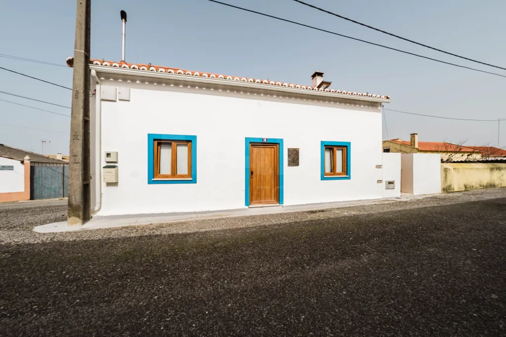 Moradia T2 transformada em T1 com charme tradicional – Serra d’El-Rei