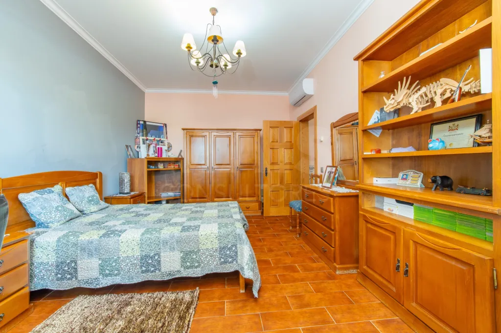 4-Bedroom House with Pool, 3 Garages, and 3,179 m² of Land in Almeirim
