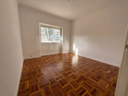 T3  remodelado na Damaia - Em frente à Estação de comboios