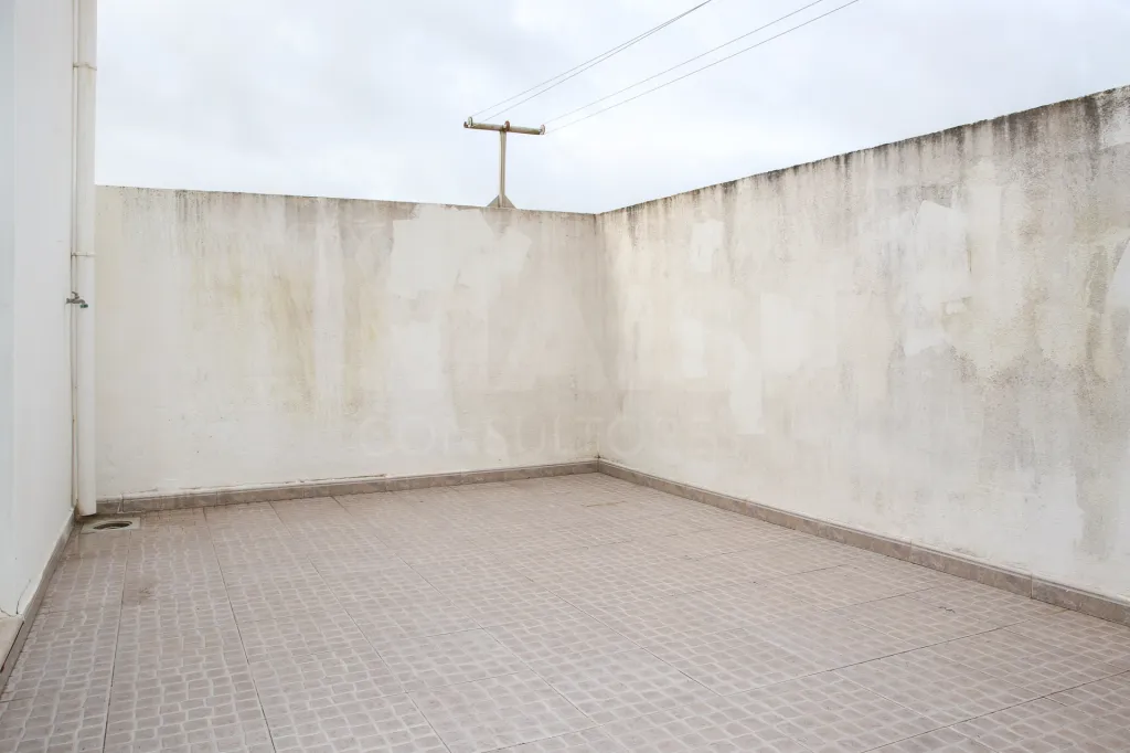 Amplitude e Conforto no Centro de Sobral de Monte Agraço Apartamento T2 Com Terraço