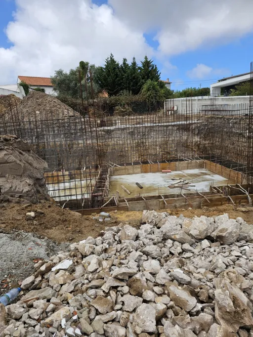 Moradia T3 Nova com Piscina e Garagem – Construção em Curso | Nadadouro