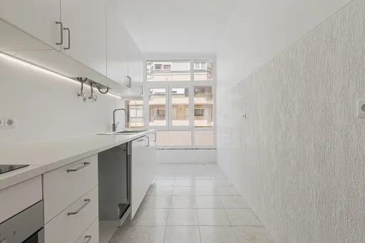 3 Bedrooms Refurbished Algés in Calçada do Rio