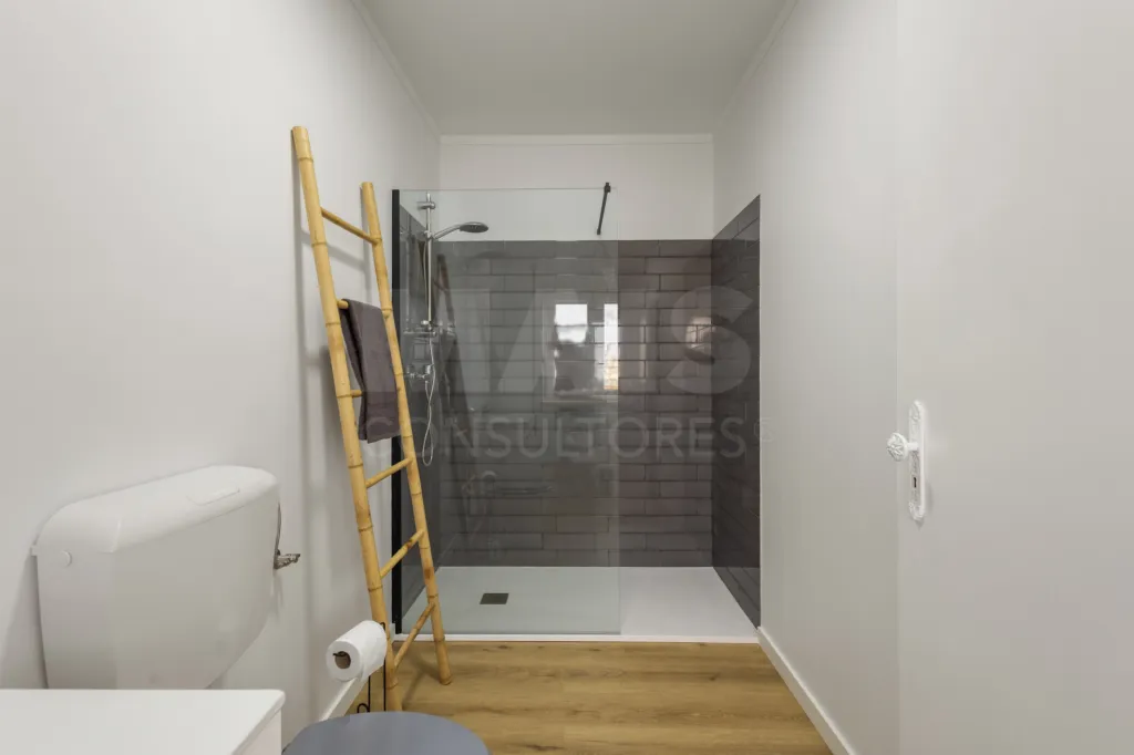 Apartamento T2 remodelado com 2 wc e varanda