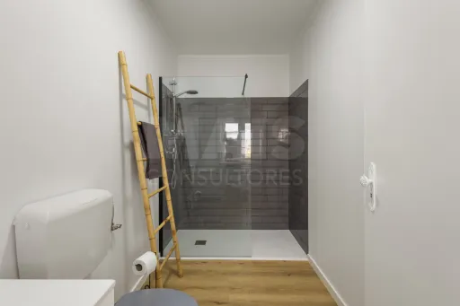 Apartamento T2 remodelado com 2 wc e varanda