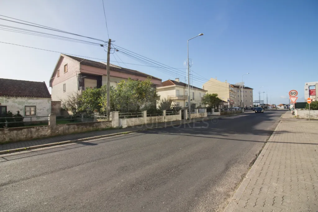 Prédio com garagens no Porto Alto, Samora Correia