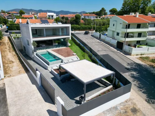 Moradia V5 , com lote de 695 m com  piscina , na Aldeia do Juzo