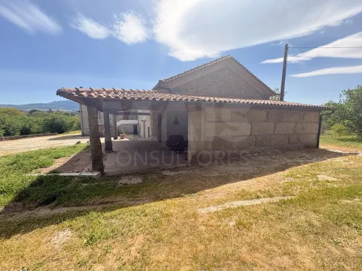 Herdade / Quinta com 25–27 ha, vinha em produção, olival e piscina – Serra da Estrela, Gouveia