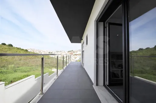 Moradia T4+1 com Quintal e Espaço para Piscina | Famões (Pontinha)