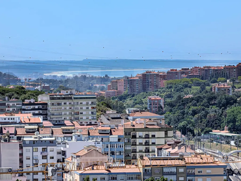 Apartamento T2 com Varanda e Arrecadação em Agualva Cacem - Sintra