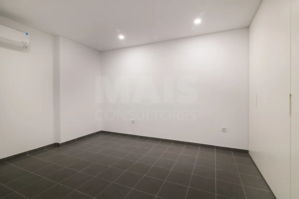 Moradia Geminada T4 + 1 com Piscina Famões