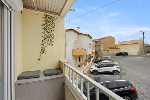 Moradia com 3 apartamentos e vista mar