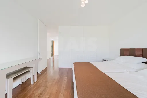 Moradia T4 com piscina inserida num Resort em lote com 1191m2