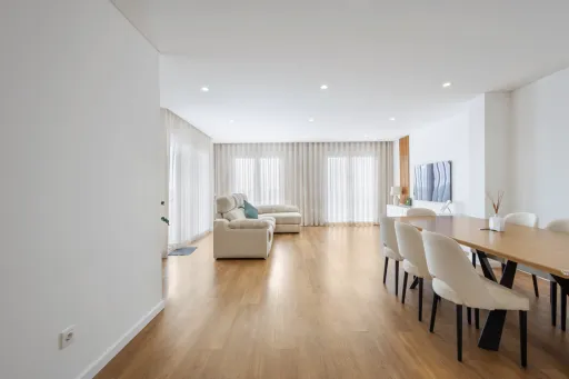 Apartamento T3 semi-novo vista mar com garagem