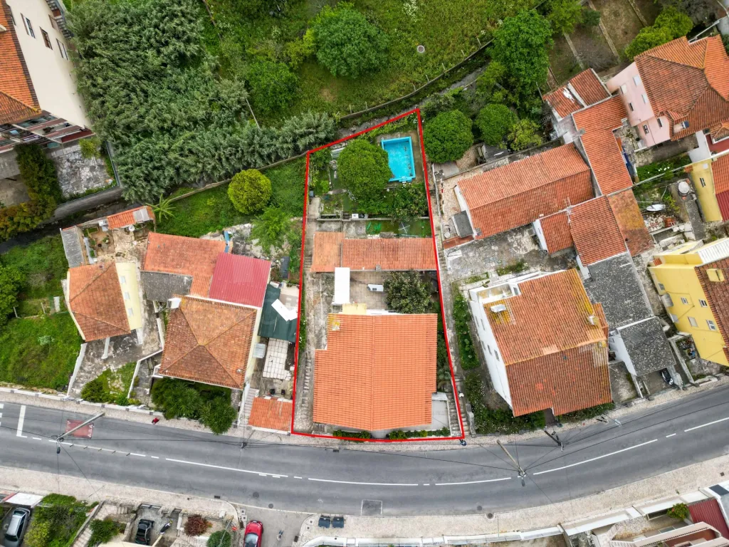 Prédio Multifamiliar em Alcabideche: Excelente Oportunidade de Investimento Próximo às Praias de Cascais