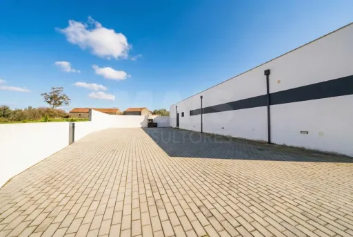 Modern 3-bedr. house on plot of land w/ 2.610m2