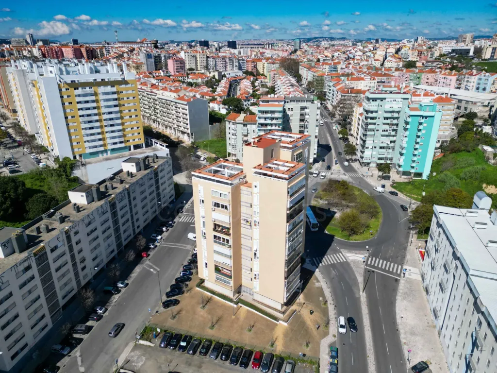 T2 Renovado com Vista Rio | Av. Mouzinho de Albuquerque