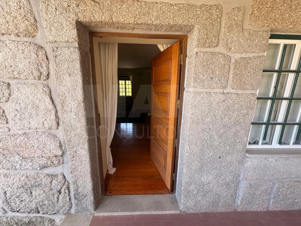 Herdade / Quinta com 25–27 ha, vinha em produção, olival e piscina – Serra da Estrela, Gouveia