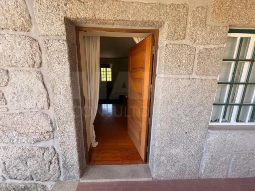 Herdade / Quinta com 25–27 ha, vinha em produção, olival e piscina – Serra da Estrela, Gouveia
