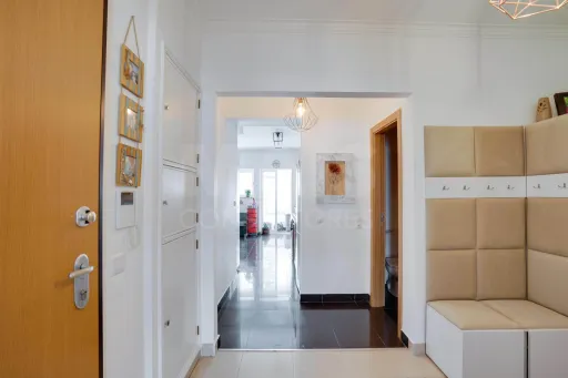 Refurbished 4-bedroom apartment on Rua Bartolomeu Dias in Portela de Sacavém