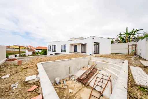 Moradia V3  moderna com piscina, vista de campo e excelente localização  Matas – Lourinhã