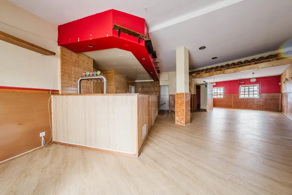 Café, Bar, Restaurante com 2 Salas e esplanada, a 50m da Praia!