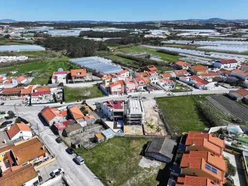 4 bedroom villa under construction w/ 1 Master Suite + 2 Suites, Garden & Parking !