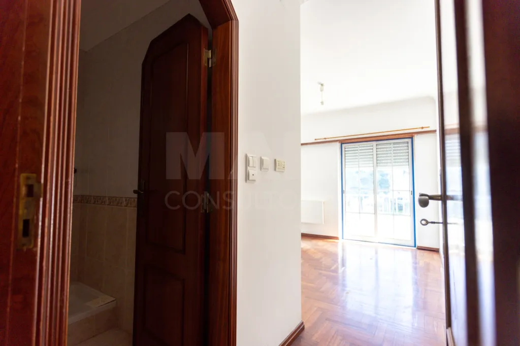 Apartamento T3 com parqueamento, arrecadação e varandas na Urbanização dos Pilares em Samora Correia.
