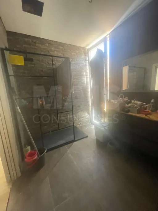 Moradia térrea contemporânea em fase final, com piscina infinita e jacuzzi em lote de 1.500 m²