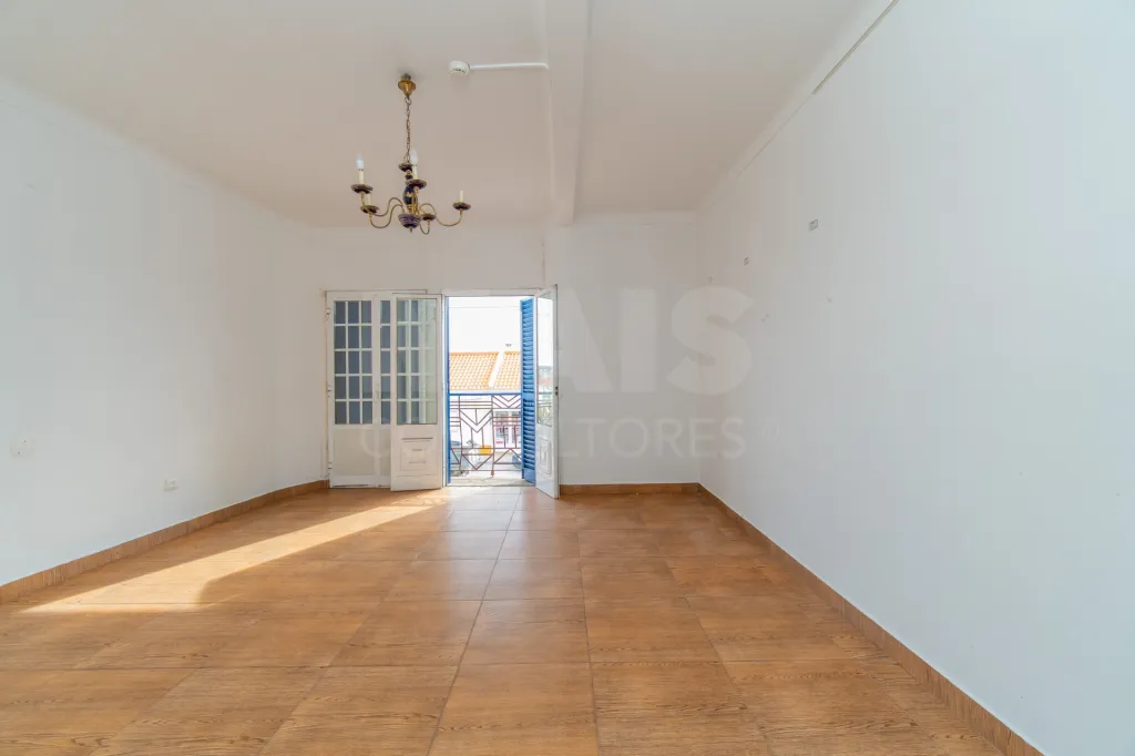 4-Bedroom House with Garage in Marinhais