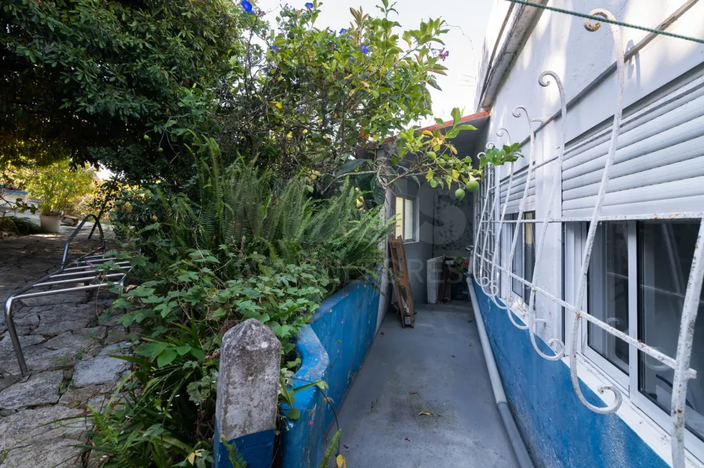 Duas Moradias com Terreno de 1.480 m² no centro da Lourinhã