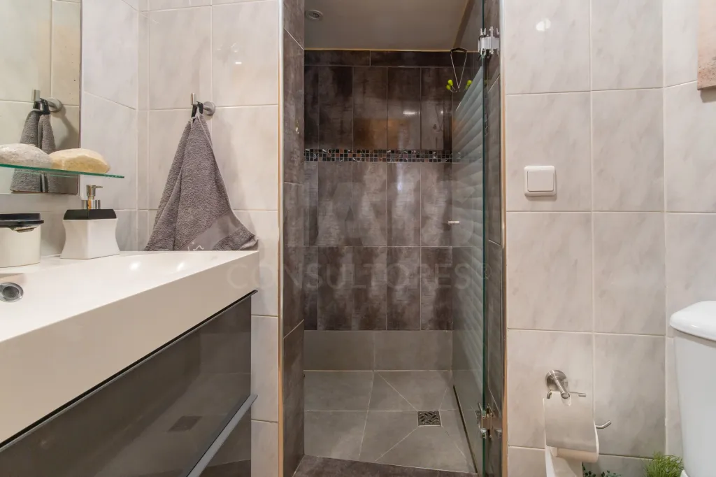 Moradia T2+2 totalmente remodelada com piscina aquecida no Porto Alto