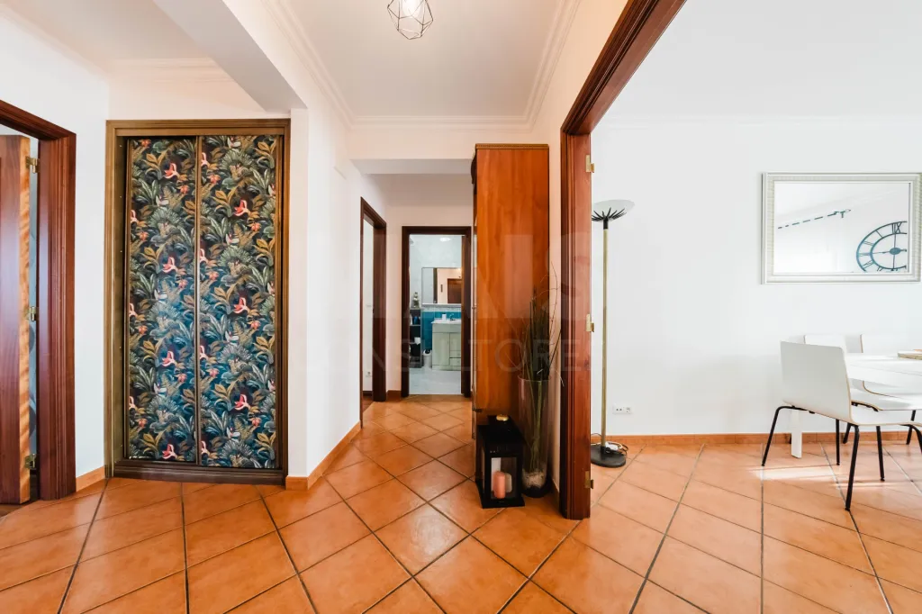 Apartamento T3 com Aquecimento Central, Garagem, Varandas e Arrecadações – Ferrel / Baleal