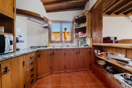 Renovated 3-Bedroom House with Backyard and Excellent Sun Exposure | Casais Brancos