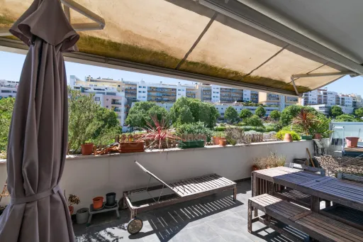 One-bedroom apartment with a terrace and garage in Linda a Velha